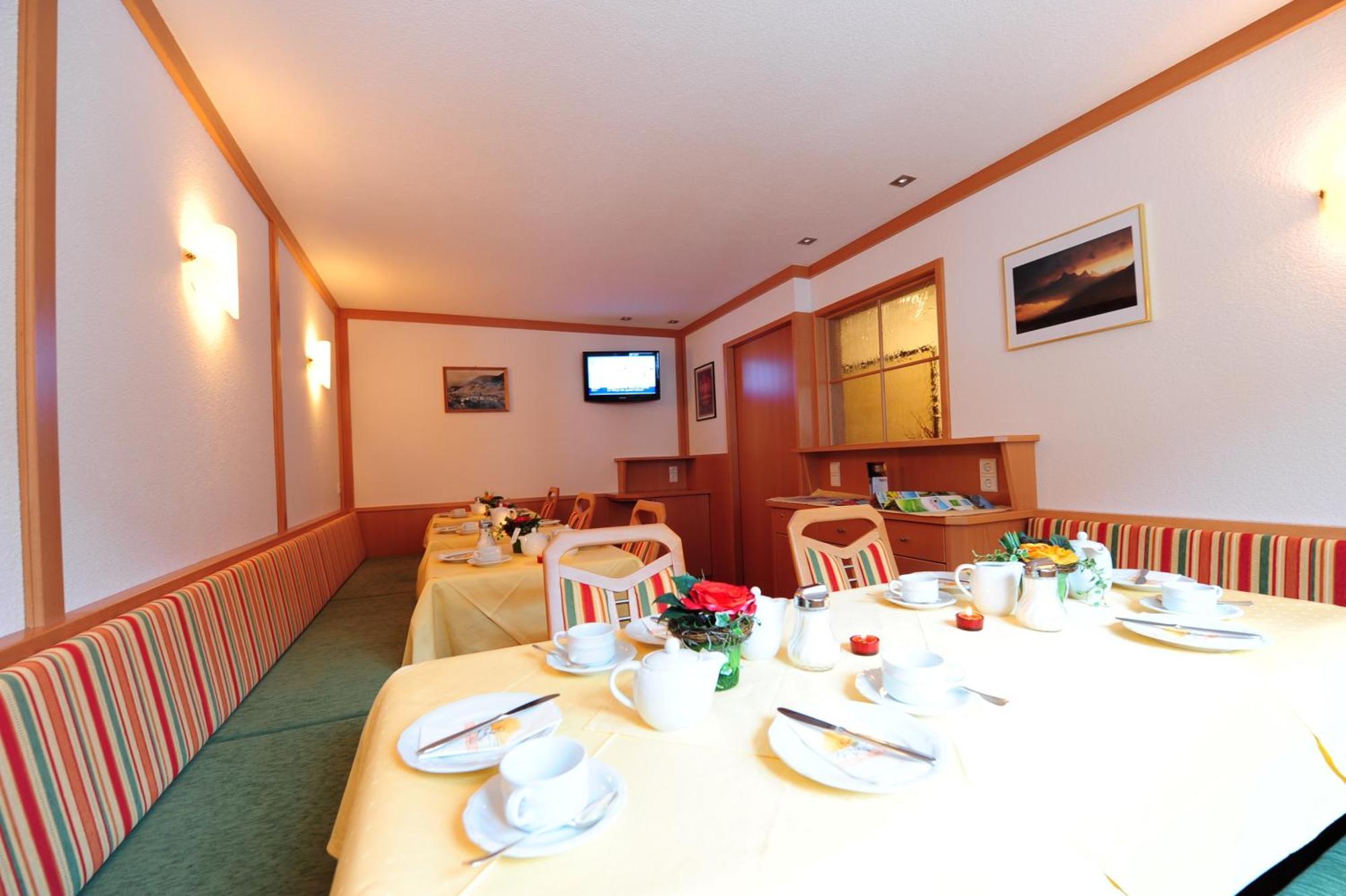 Haus Enzian Bed & Breakfast Sankt Anton am Arlberg Exterior photo