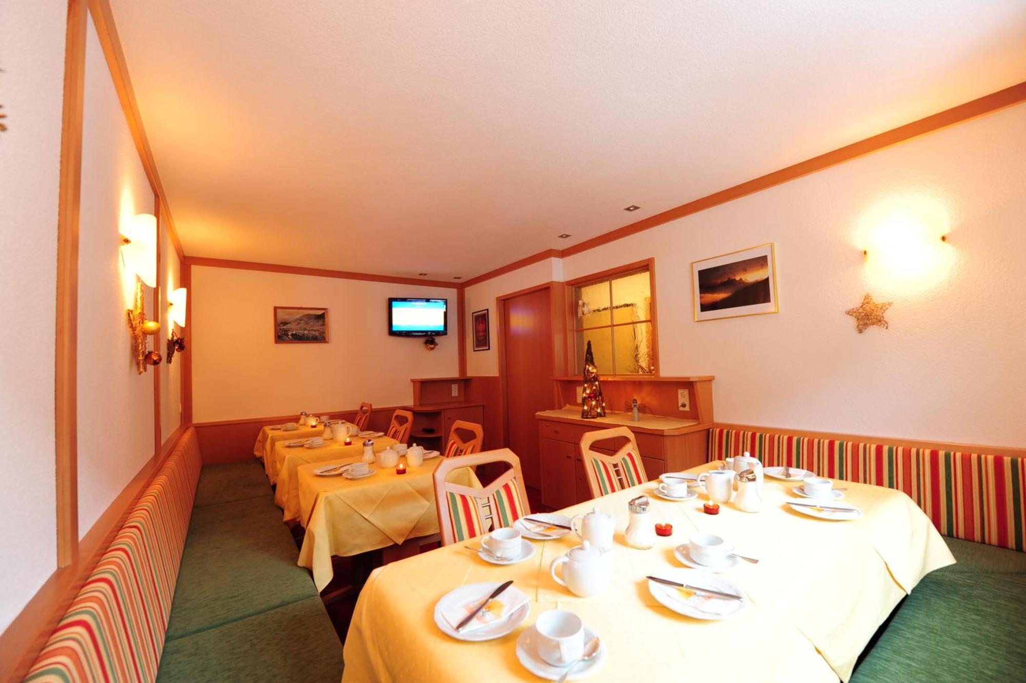 Haus Enzian Bed & Breakfast Sankt Anton am Arlberg Exterior photo